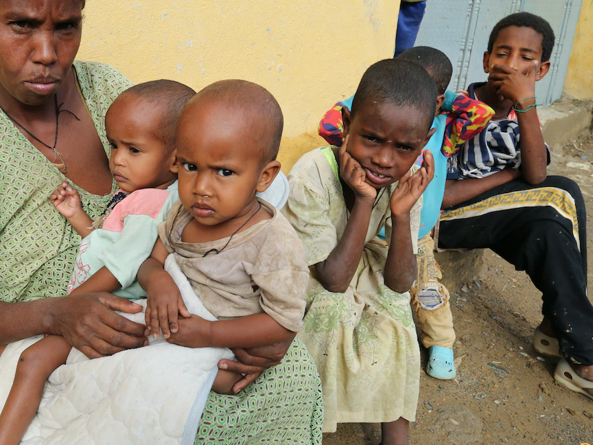 نازحة من إقليم تيجراي الإثيوبي تعاني مع أطفالها الخمسة من نفاد المساعدات الغذائية في الإقليم. 11 يوليو 2021 - REUTERS