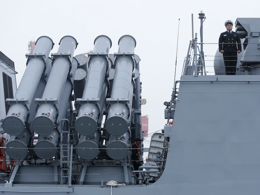 عنصر في البحرية يقف لدى وصول فرقاطة كورية جنوبية للصواريخ الموجّهة إلى ميناء تشينغداو الصيني - 21 أبريل 2019 - REUTERS