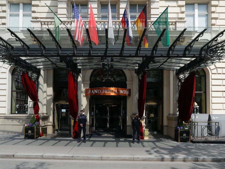 أعلام الدول المشاركة في محادثات الاتفاق النووي التي تستضيفها فيينا- 20 أبريل 2021 - REUTERS