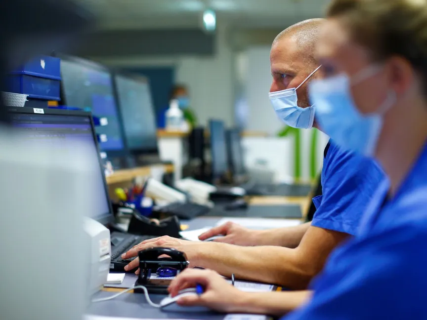 أطقم طبية تعمل في مكتب لوحدة العناية المركزة بمستشفى إيشويلر في ألمانيا - 25 سبتمبر 2020 - REUTERS