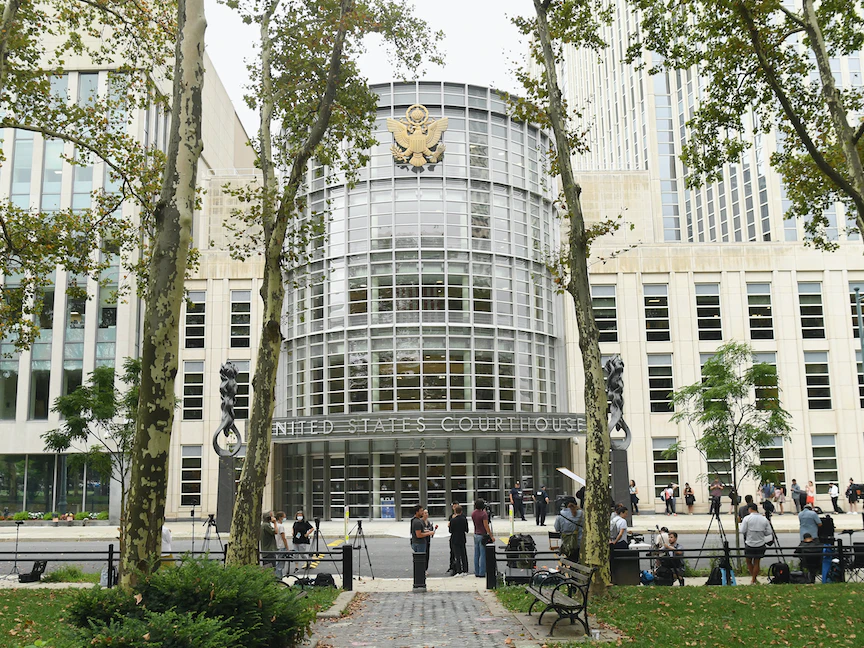 مدرب يواجه السجن 20 عاماً لرفضه وضع الكمامة داخل الطائرة  