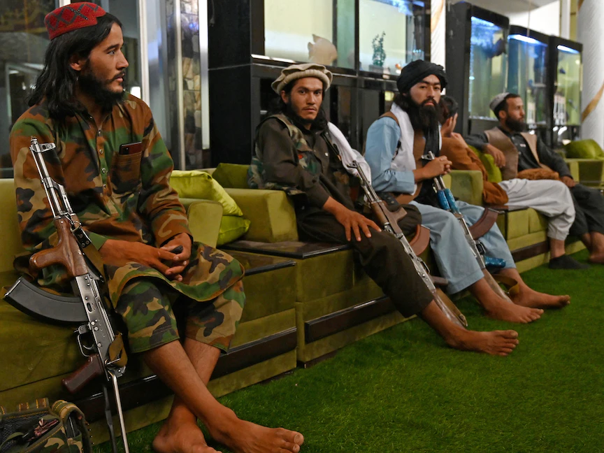 مقاتلو طالبان يجلسون داخل منزل القيادي الأفغاني عبد الرشيد دوستم في حي شيربور بكابول بعد السيطرة عليه، 11 سبتمبر 2021 - AFP