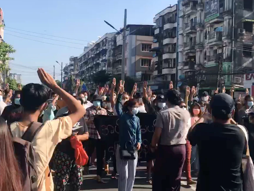 جانب من احتجاجات الآلاف ضد المجلس العسكري في يانغون -2 مايو 2021 - REUTERS