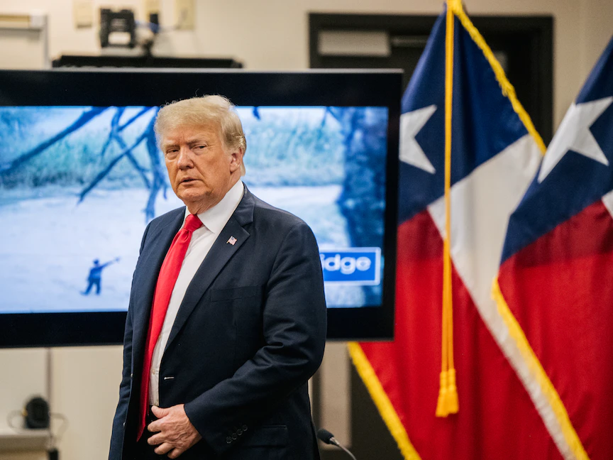 الرئيس الأميركي السابق دونالد ترمب خلال إحاطة بشأن أمن الحدود مع حاكم تكساس غريغ أبوت في تكساس - 30 يونيو 2021 - REUTERS