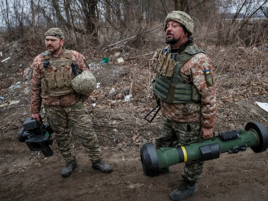 جنود أوكرانيون يحملون النظام الصاروخي الأميركي جافلين في موقع على الخط الأمامي في منطقة شمال كييف - REUTERS