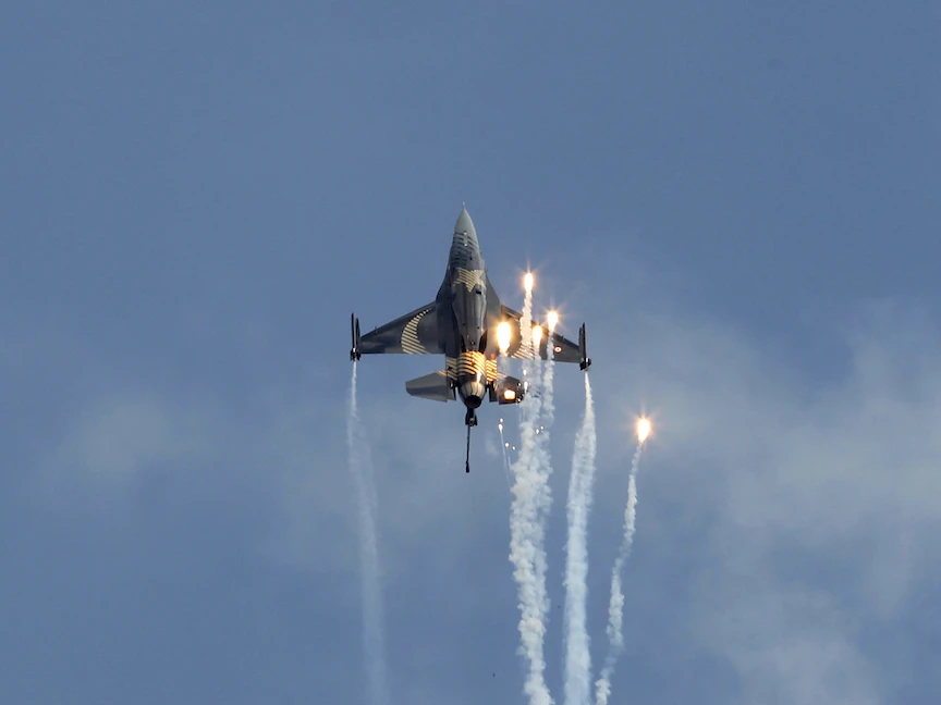 مقاتلة إف-16 تابعة للجيش التركي خلال تدريبات في أنقرة - REUTERS