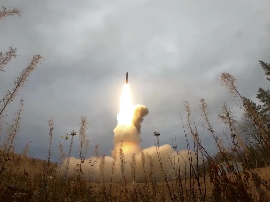 بوتين يستعرض "عضلاته الاستراتيجية".. وزيلينسكي يكشف عن "مساعدة" إسرائيلية