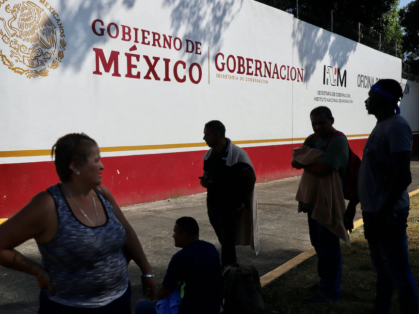مهاجرون يقفون خارج مركز احتجاز أثناء سعيهم للحصول على تأشيرات إنسانية للعبور إلى الولايات المتحدة، في تاباتشولا بالمكسيك. 10 يناير 2023 - REUTERS