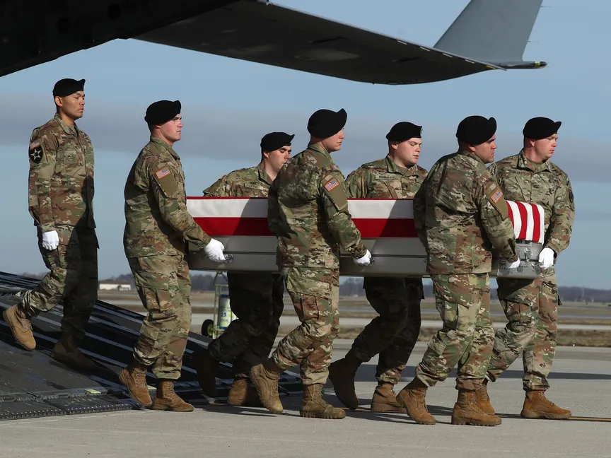 جثمان أحد الجنود الأميركيين قتل في أفغانستان يصل إلى قاعدة دوفر الجوية شمال واشنطن - 25 ديسمبر 2019 - AFP