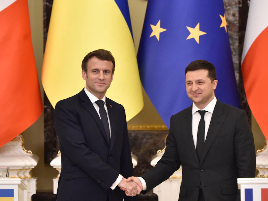 الرئيس الفرنسي إيمانويل ماكرون خلال مؤتمر صحافي مشترك مع الرئيس الأوكراني فولوديمير زيلينسكي بالعاصمة كييف - 8 فبراير 2022 - AFP