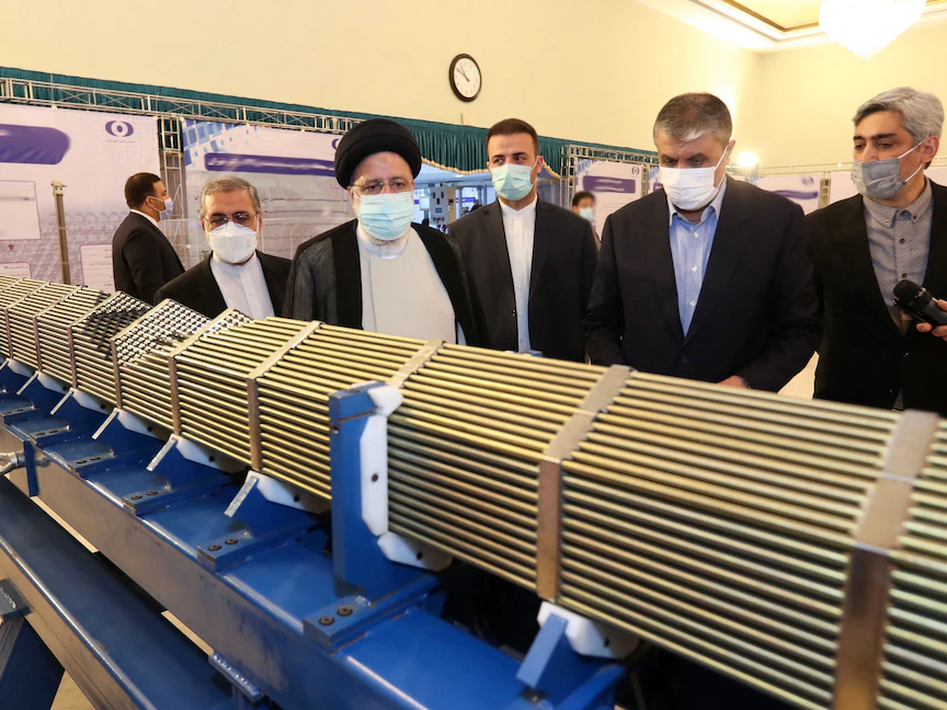 الرئيس إبراهيم رئيسي برفقة رئيس منظمة الطاقة الذرية الإيرانية محمد إسلامي يحضرون احتفال "يوم التكنولوجيا النووية" في العاصمة طهران. 9 أبريل 2022 - AFP