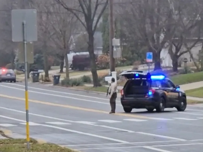 ضابط تابع لسلطة إنفاذ القانون بالقرب من مدرسة"أباندانت لايف كريستيان" في ماديسون بولاية ويسكونسن. 16 ديسمبر 2024 - REUTERS