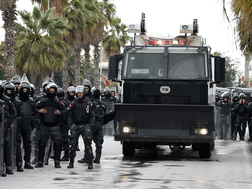 قوات الأمن التونسي تنتشر في العاصمة التونسية وسط احتجاجات تشهدها البلاد- 20 مارس 2022 - AFP