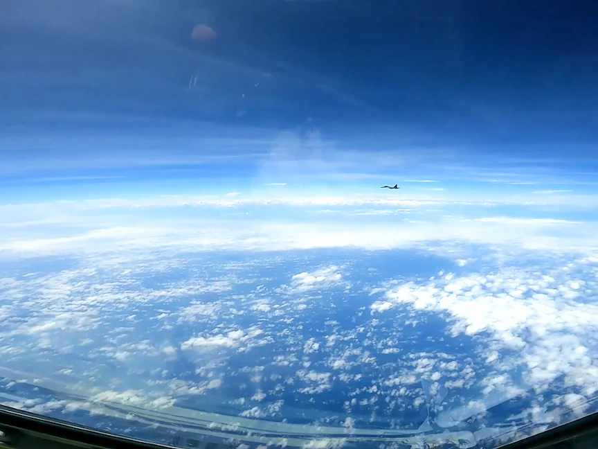 لقطة من قمرة قيادة طائرة الاستطلاع الأميركية RC-135 تظهر تحليق مقاتلة J-16 الصينية بالقرب منها، بحر الصين الجنوبي. 26 مايو 2023 - AFP