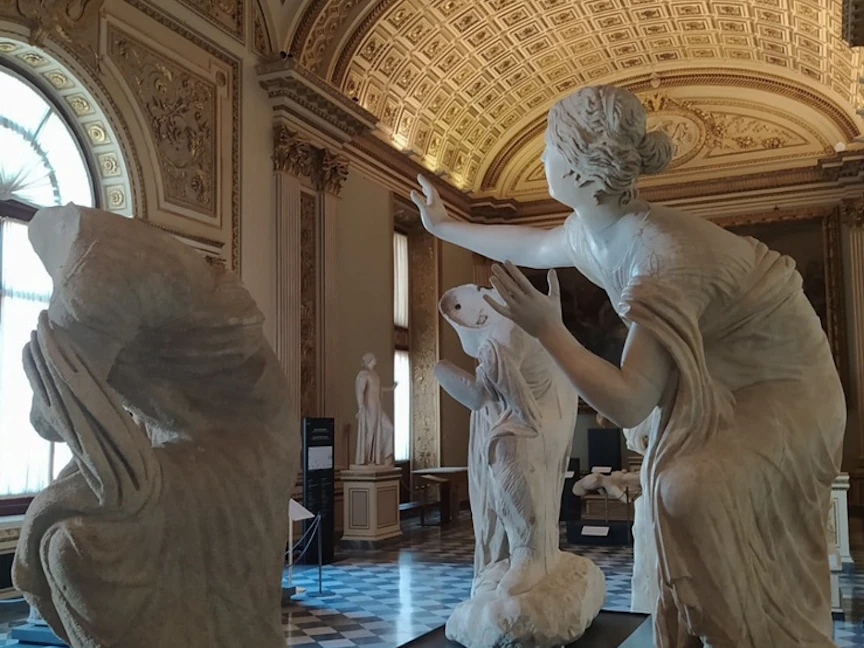 تماثيل من مجموعة ميديتيش معروضة في متحف أوفيزي بمدينة فلورنسا في إيطاليا. 23 نوفمبر 2022 - Twitter@UffiziGalleries