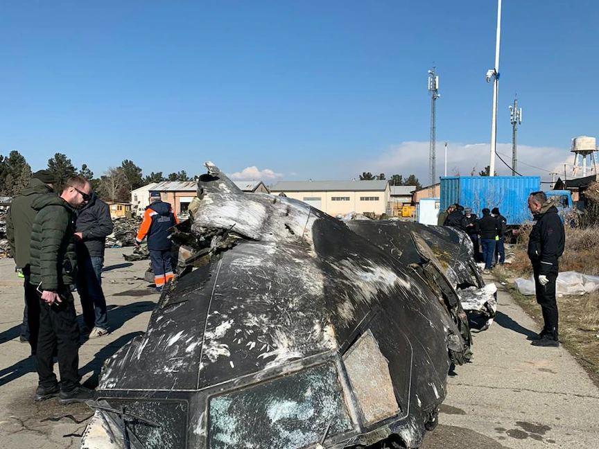 محققون يلتفون حول حطام الطائرة الأوكرانية المنكوبة، في كييف - REUTERS