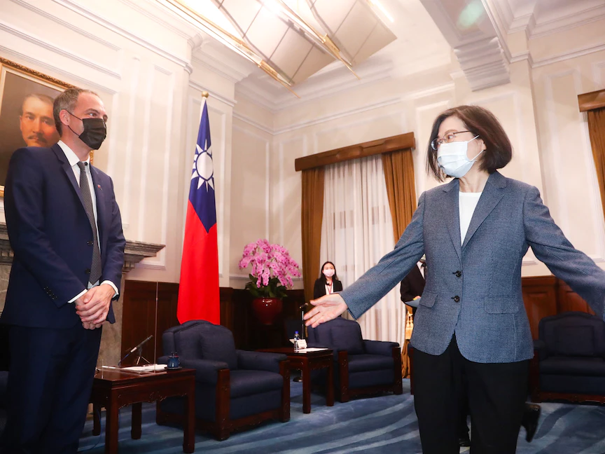 الرئيسة التايوانية تساي إينج وين والنائب الأوروبي رافاييل جلوكسمان في تايبه - 4 نوفمبر 2021 - AFP