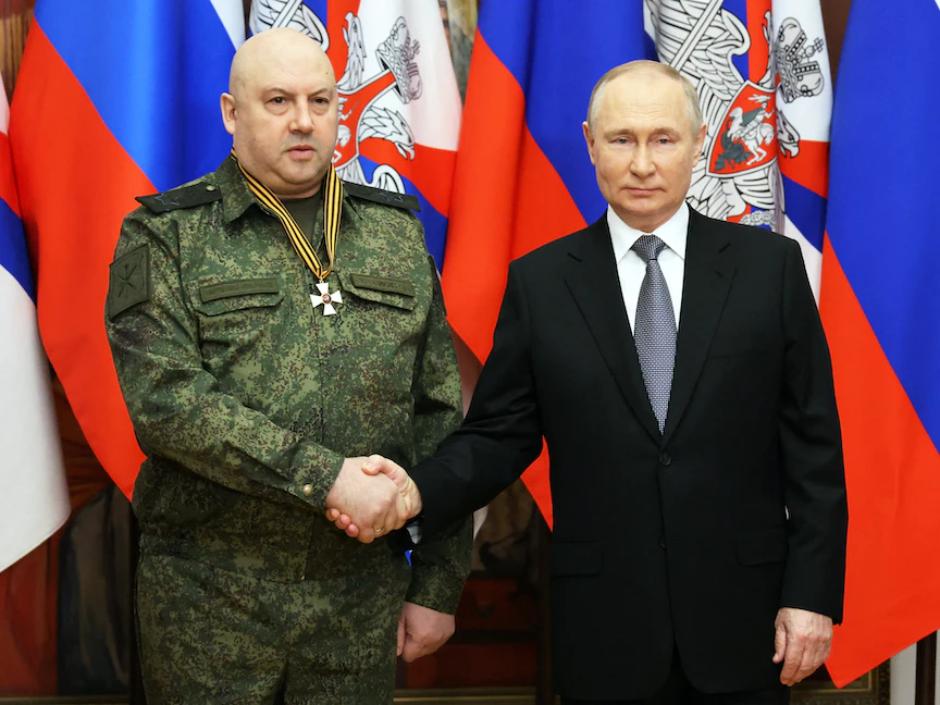 الرئيس الروسي فلاديمير بوتين يكرم الجنرال سيرجي سوروفيكين بالمنطقة العسكرية الجنوبية في مدينة روستوف، روسيا. 31 ديسمبر 2022 - via REUTERS