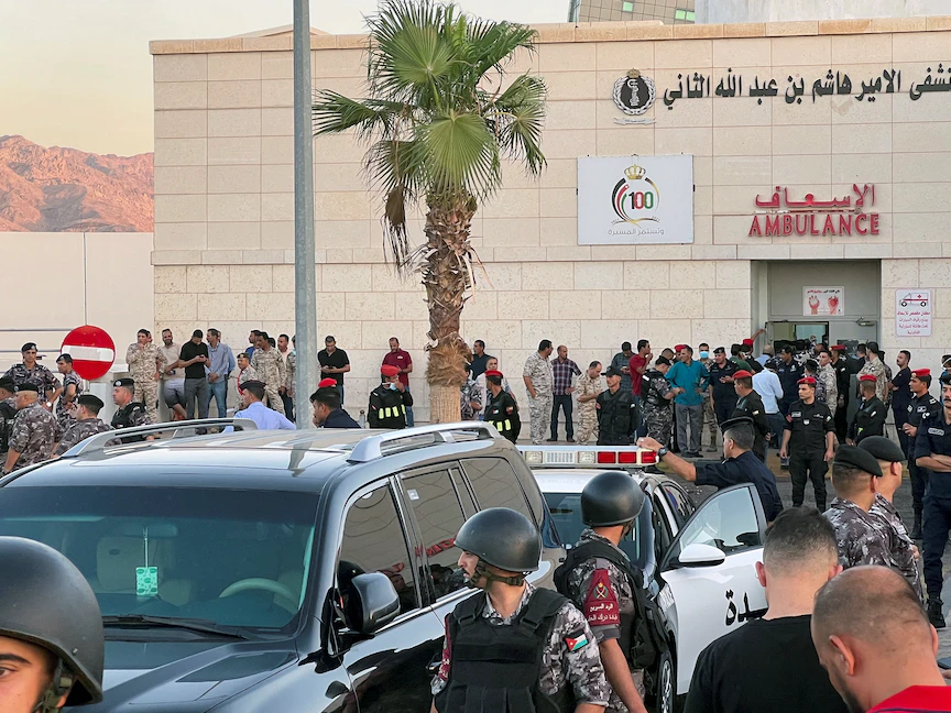 عناصر من الدرك الأردني يقفون خارج مستشفى بعد تسرب غاز سام من صهريج تخزين في ميناء العقبة، الأردن. 27 يونيو 2022 - REUTERS