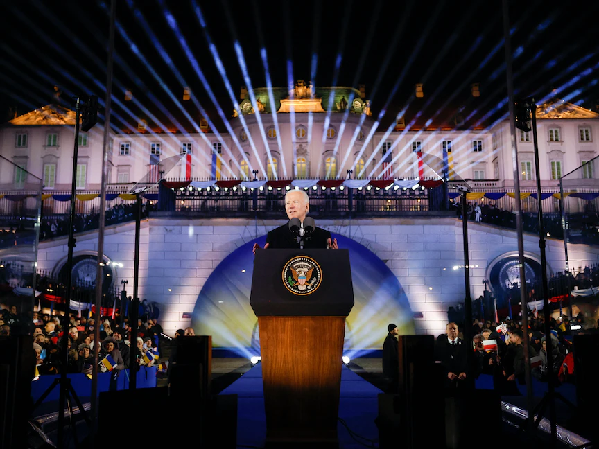 الرئيس الأميركي جو بايدن يلقي خطاباً خلال زيارته إلى بولندا، القلعة الملكية بالعاصمة وارسو. 21 فبراير 2023 - REUTERS