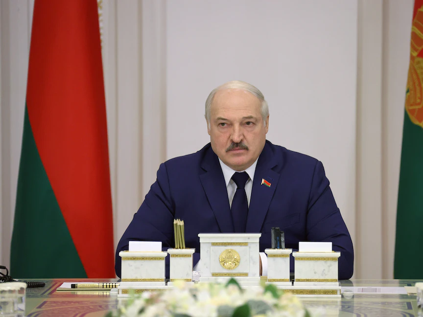 بيلاروسيا تتهم أوكرانيا بنشر جنود على حدودها.. وقوات روسية تصل مينسك