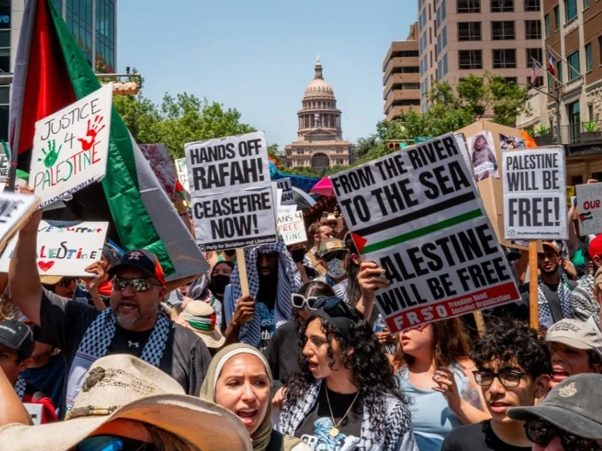 متظاهرون يحيون ذكرى النكبة ويطالبون بإنهاء الحرب على غزة خلال احتجاج في ولاية تكساس الأميركية. 19 مايو 2024 - AFP