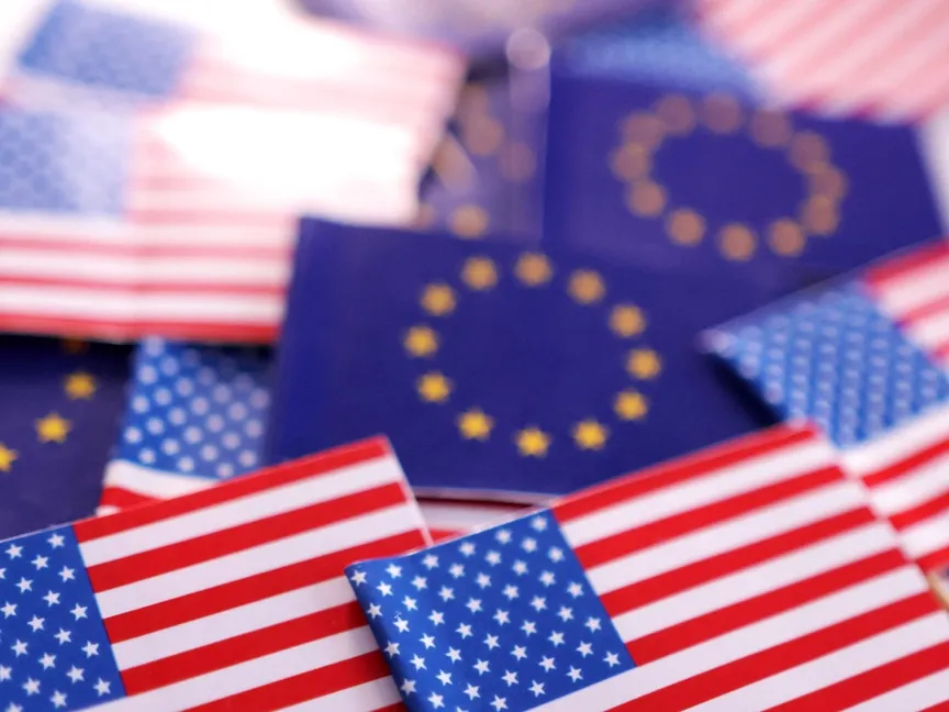 أجّلت لجنة التجارة في البرلمان الأوروبي التصديق على الاتفاق التجاري مع أميركا بعد إعلان الرئيس دونالد ترمب أنه سيفرض رسوماً جمركية جديدة - Reuters