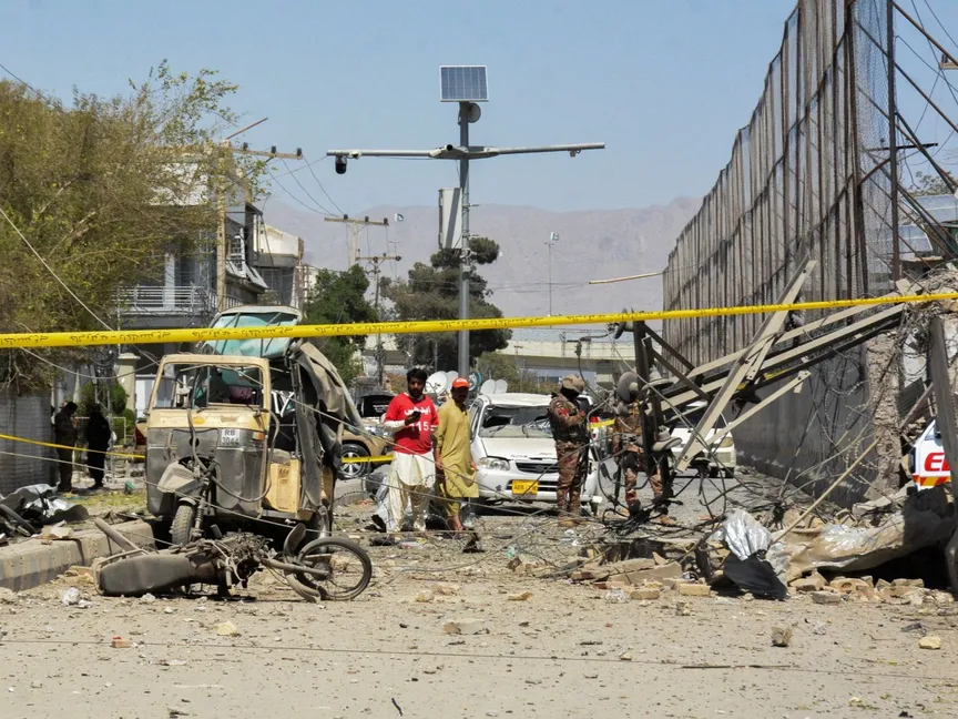 جنود من قوات شبه عسكرية وعناصر إنقاذ وسط الأنقاض بعد انفجار قنبلة بالقرب من مقر فيلق الحدود في مدينة كويتا الباكستانية، 30 سبتمبر 2025 - REUTERS