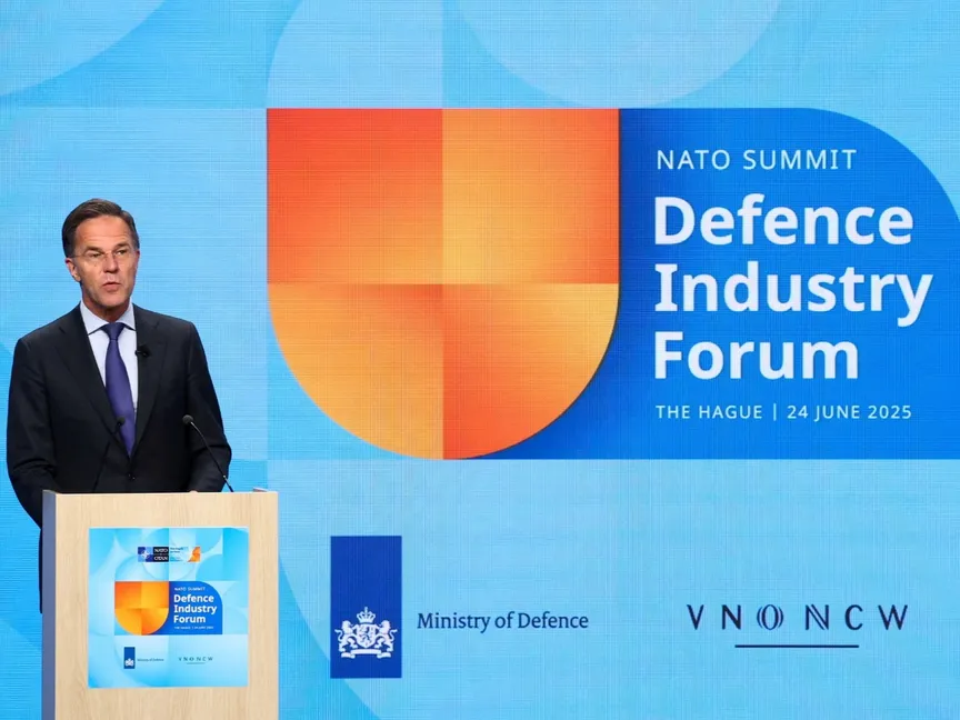 الأمين العام لحلف شمال الأطلسي مارك روته يلقي كلمة في منتدى صناعة الدفاع التابع للحلف على هامش قمة الناتو في لاهاي بهولندا. 24 يونيو 2025 - reuters