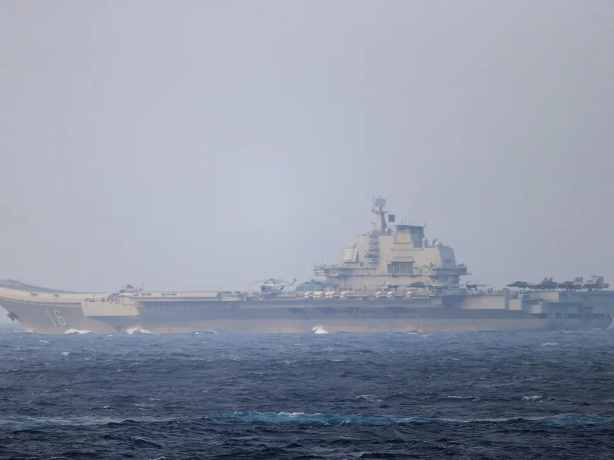 حاملة الطائرات الصينية Liaoning تبحر عبر مضيق مياكو بالقرب من أوكيناوا في طريقها إلى المحيط الهادئ. 4 أبريل 2021 - REUTERS