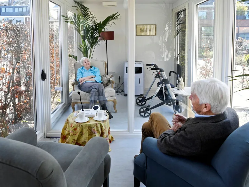 زوجان مسنان في منشأة لرعاية كبار السن في فاسينار بهولندا - REUTERS