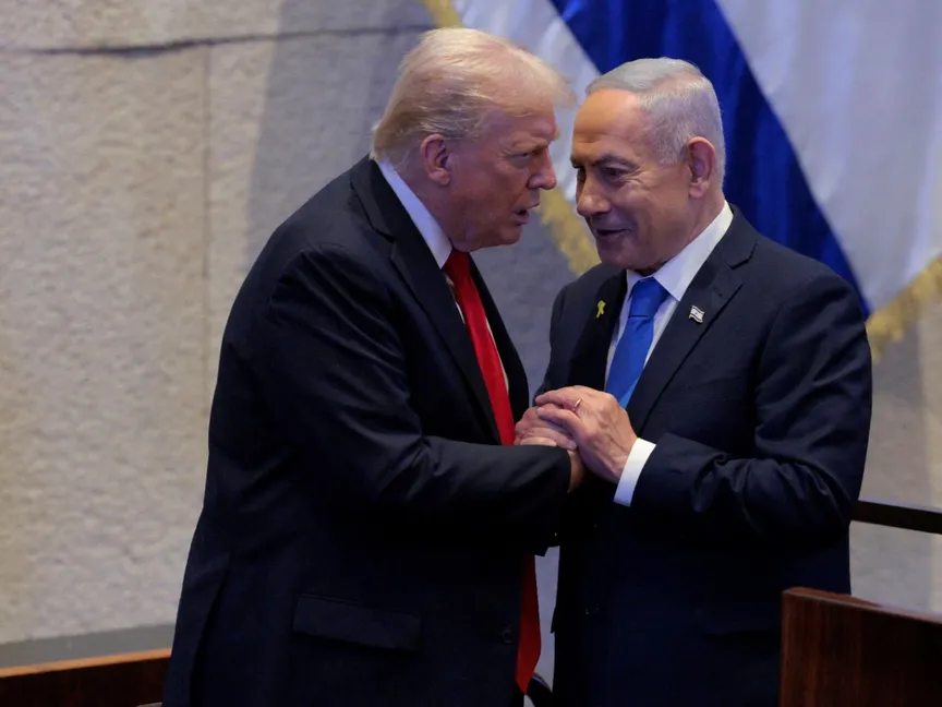 الرئيس الأميركي دونالد ترمب خلال لقائه مع رئيس الوزراء الإسرائيلي بنيامين نتنياهو في الكنيست بالقدس. 13 أكتوبر 2025 - REUTERS