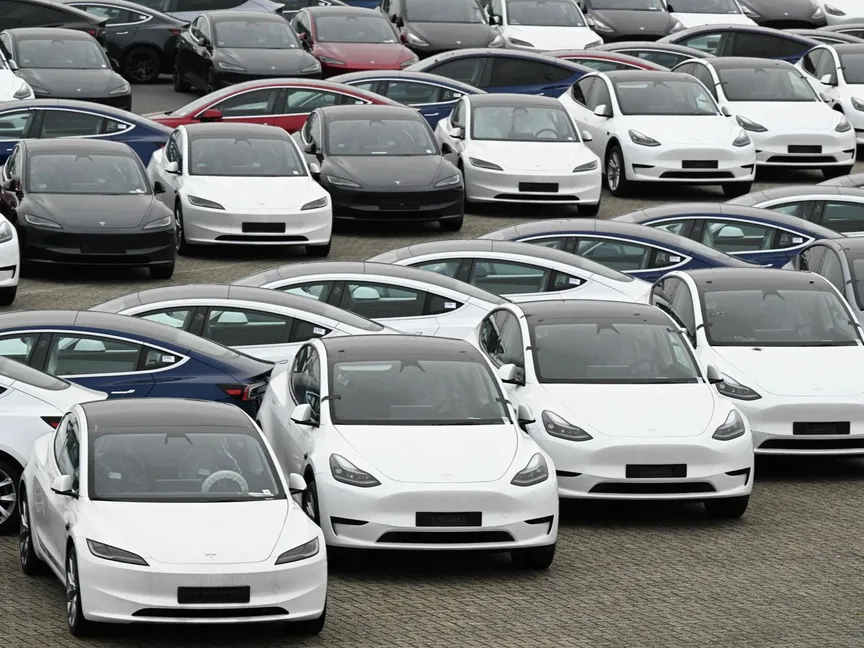 سيارات تسلا داخل أحد مستودعات السيارات في بلجيكا. 21 يونيو 2024 - AFP