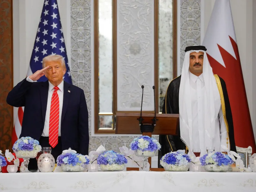 الرئيس الأميركي دونالد ترمب بجانب أمير قطر تميم بن حمد آل ثاني في قصر لوسيل بقطر. 14 مايو 2025 - Reuters