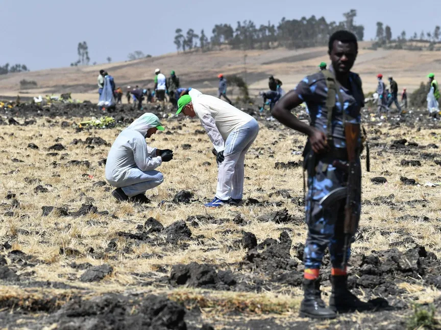 خبراء بالطب الشرعي يعملون بموقع تحطم طائرة تابعة للخطوط الجوية الإثيوبية من طراز بوينج 737 ماكس في إقليم أوروميا. 13 مارس 2019 - AFP