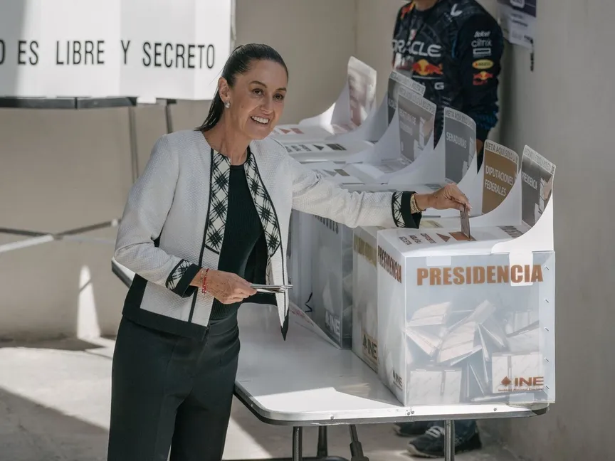 كلاوديا شينباوم مرشحة الحزب الحاكم في المكسيك تدلي بصوتها في الانتخابات بالعاصمة مكسيكو سيتي. 2 يونيو 2024 - Bloomberg