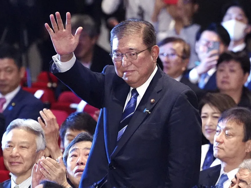 وزير الدفاع الياباني السابق شيجيرو إيشيبا يلوح بيده بعد انتخابه رئيساً جديداً للحزب الحاكم في تصويت قيادة الحزب الديمقراطي الليبرالي. 27 سبتمبر 2024 - Reuters