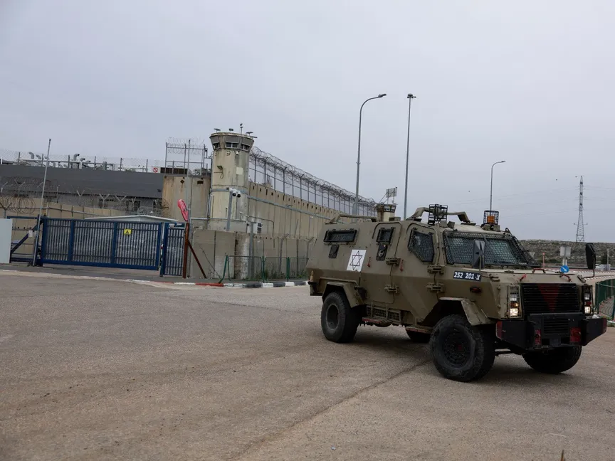 مركبة عسكرية خارج سجن عوفر العسكري الإسرائيلي بالقرب من رام الله في الضفة الغربية المحتلة. 22 فبراير 2025 - Reuters