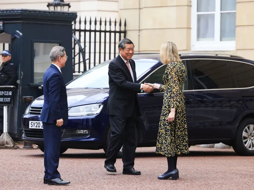 نائب رئيس مجلس الدولة الصيني خه لي فنج خلال استقباله في انكستر هاوس بلندن قبل انطلاق المحادثات التجارية مع مسؤولين أميركيين. 09 يونيو 2025 - Bloomberg