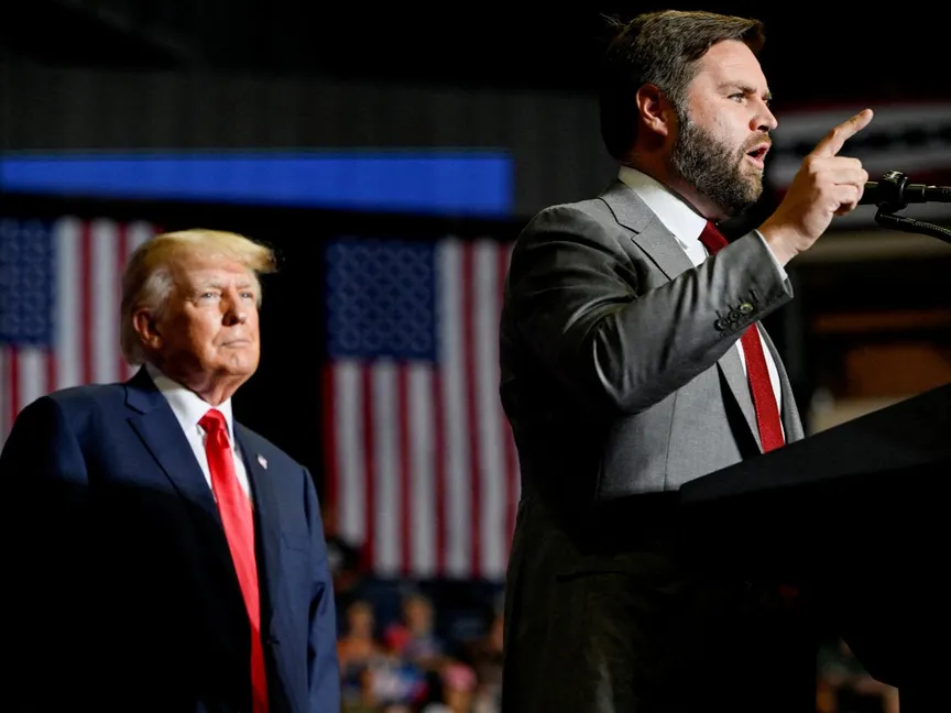 الرئيس الأميركي السابق والمرشح عن الحزب الجمهوري دونالد ترمب يقف خلف، المرشح لمنصب نائب الرئيس جي دي فانس، خلال تجمع حاشد في يونجستاون ، أوهايو ، الولايات المتحدة . 17 سبتمبر 2022 - Reuters