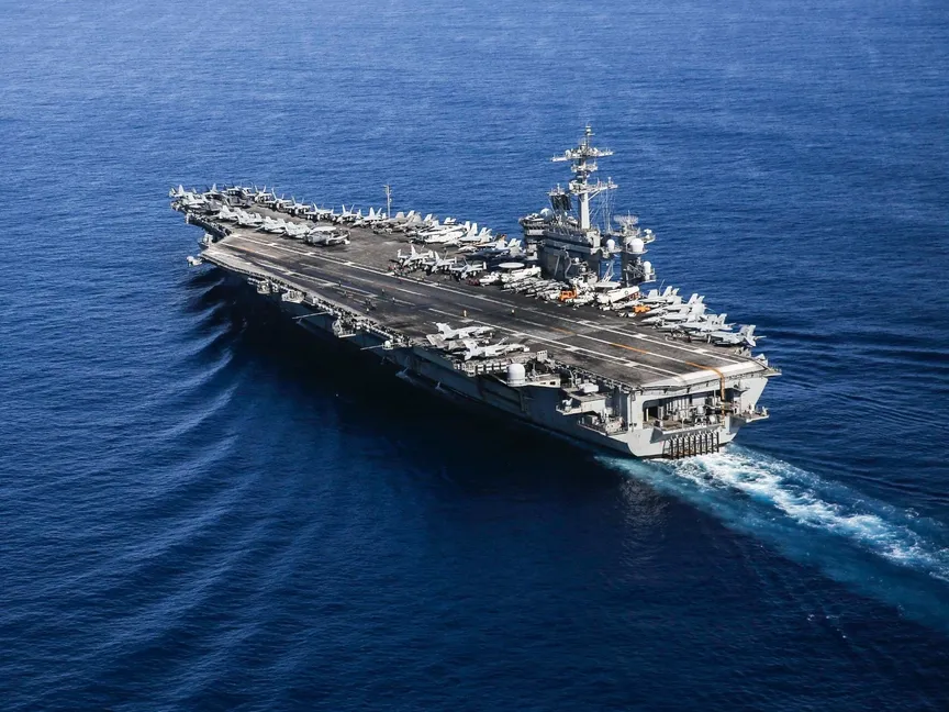 حاملة الطائرات الأميركية USS Abraham Lincoln (CVN 72). - USNavy