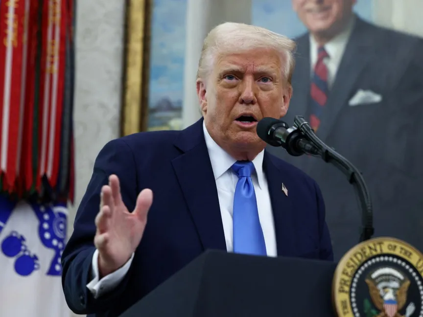 الرئيس الأميركي دونالد ترمب يتحدث خلال حفل أداء اليمين القانونية لألينا حبة كمدعية عامة مؤقتة للولايات المتحدة في مقاطعة نيوجيرسي، في المكتب البيضاوي بالبيت الأبيض في واشنطن العاصمة، الولايات المتحدة. 28 مارس 2025 - Reuters