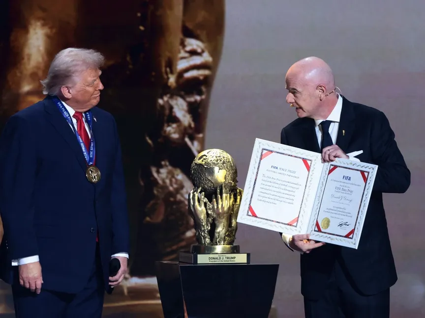 جياني إنفانتينو رئيس الاتحاد الدولي لكرة القدم يمنح الرئيس الأميركي دونالد ترمب جائزة الفيفا للسلام. 5 ديسمبر 2025 - Reuters