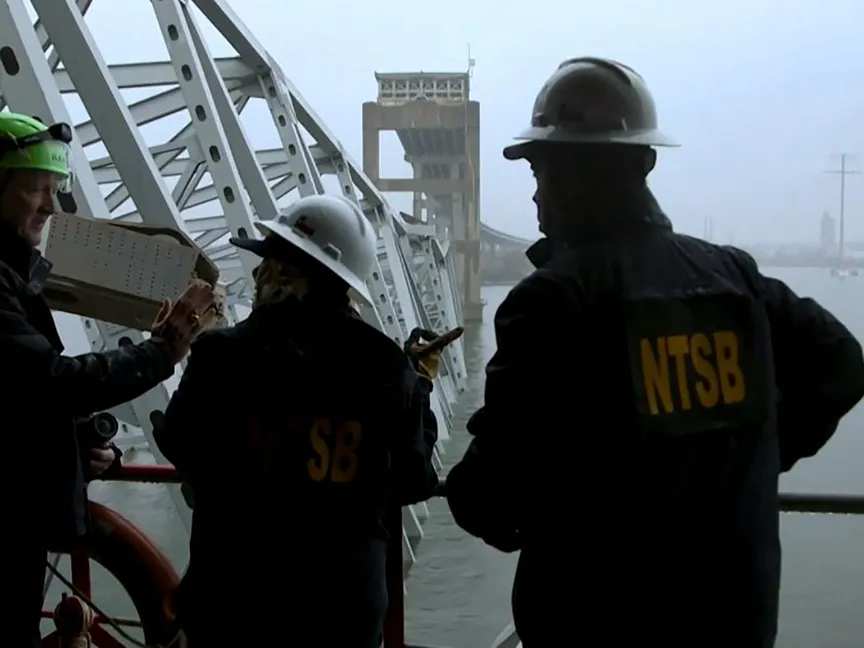 مجموعة من المحققين على متن سفينة الشحن "دالي" التي اصطدمت بجسر فرانسيس سكوت كي في بالتيمور بالولايات المتحدة. 27 مارس 2024 - AFP