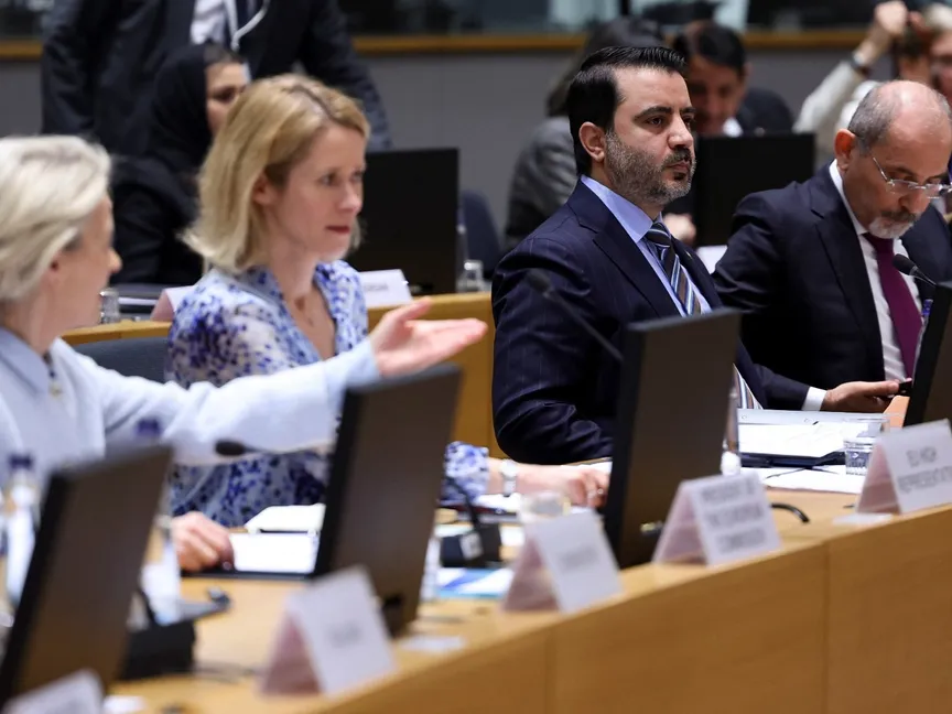 رئيسة المفوضية الأوروبية أورسولا فون دير لاين (يسار)، والممثلة العليا للشؤون الخارجية في الاتحاد الأوروبي كاجا كلاس (وسط)، ووزير الخارجية السوري أسعد الشيباني، ووزير الخارجية الأردني أيمن الصفدي (يمين)، خلال مؤتمر المانحين في بروكسل. 17 مارس 2025 - Reuters