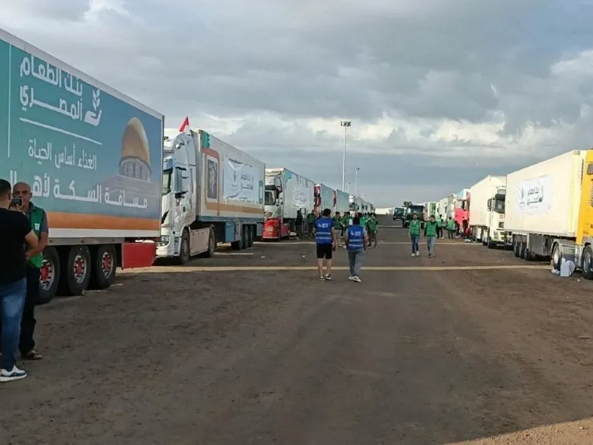 شاحنات تحمل مساعدات إنسانية تنتظر على الجانب المصري بالقرب من معبر رفح لدخولها إلى قطاع غزة. 17 أكتوبر 2023 - AFP