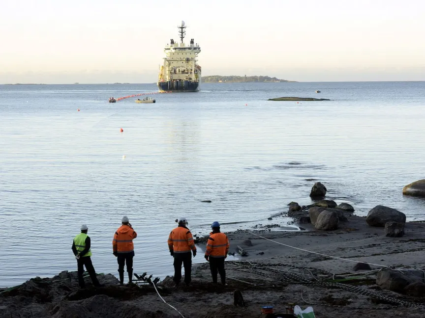 مد كابلات بحرية في بحر البلطيق على شاطئ هلسنكي بفنلندا. 12 أكتوبر 2015 - via REUTERS