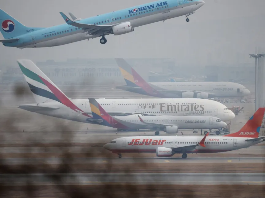 طائرة إيرباص A380 تابعة لشركة طيران الإمارات متوقفة في مطار إنتشون الدولي بمدينة إنتشون، كوريا الجنوبية. 5 مارس 2026 - Reuters