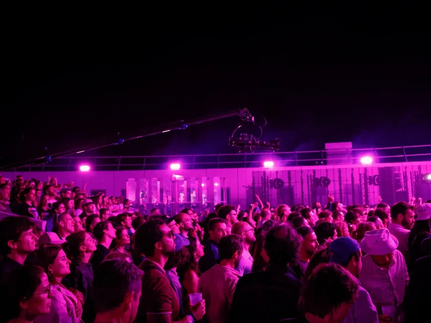 "الوخز بالإبر".. ظاهرة غامضة تُقلق فرنسا وتُهدد الاحتفالات ووسائل النقل العام