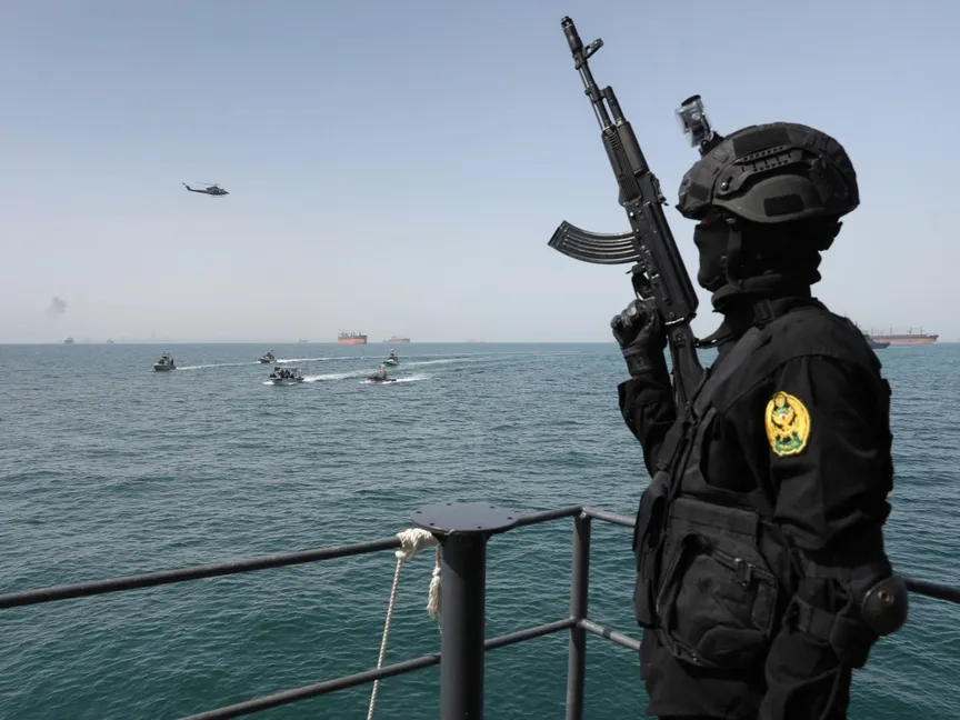 جندي إيراني خلال مناورات بحرية مشتركة مع روسيا في جنوب إيران. 26 فبراير 2026 - Reuters